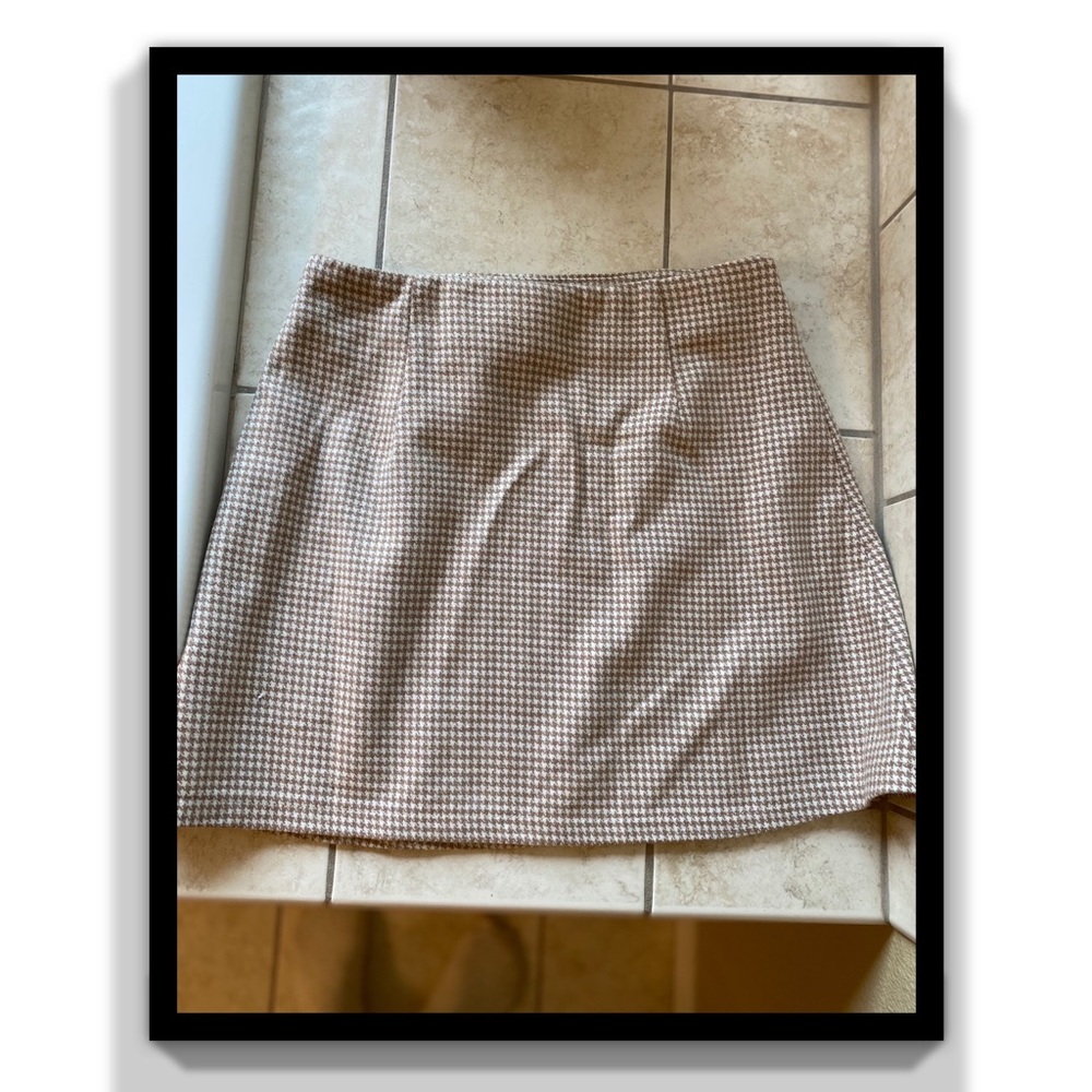 Tan and white tooth hound print skirt